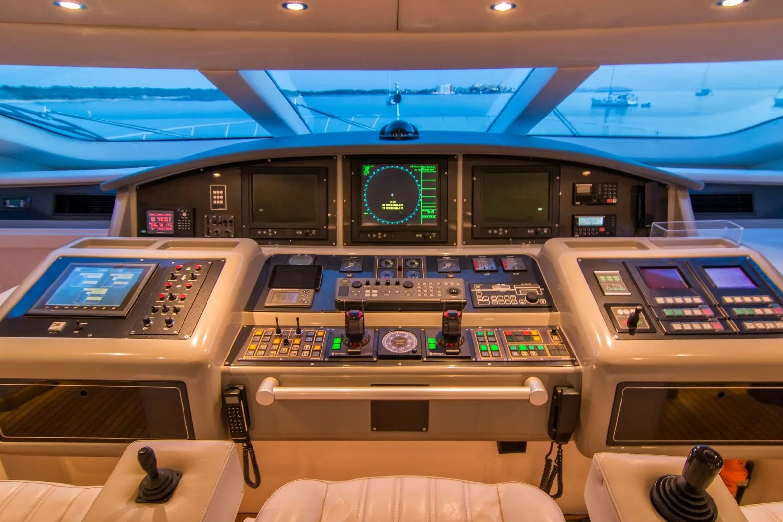 Mangusta Four Friends — gallery view